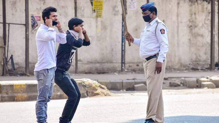 मुंबई में कोरोना वायरस का संक्रमण थमने का नाम नहीं ले रहा (फाइल फोटो: PTI)