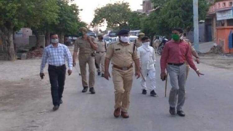 मैनपुरी के पुलिस एसपी सोशल डिस्टेंसिंग और साफ सफाई पर दे रहे हैं जोर