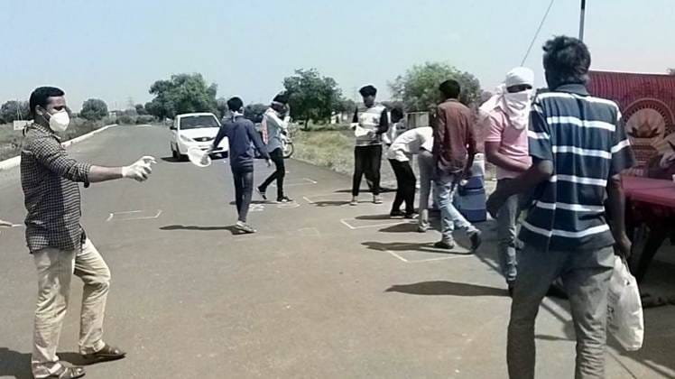 ढाबा मालिक फ्री में दे रहे खाना  (Photo:aajtak)