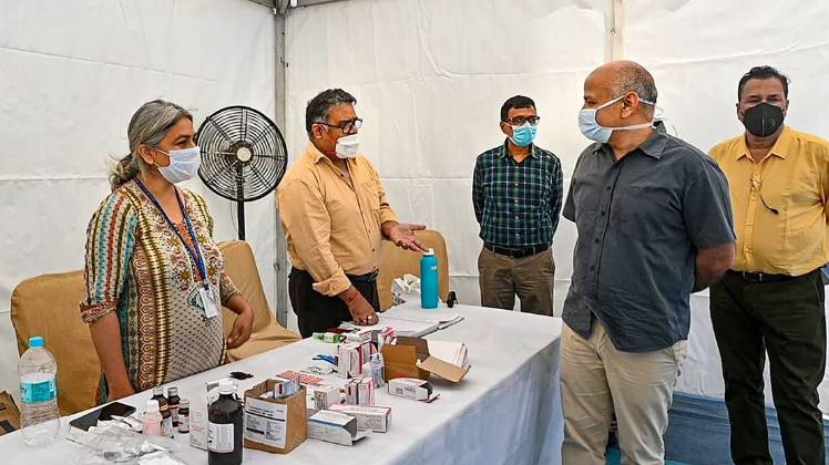 स्थिति का जायजा लेते दिल्ली के डिप्टी सीएम मनीष सिसोदिया (फोटो-PTI)