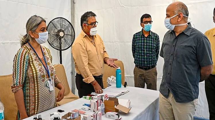 स्वास्थ्य विभाग की तैयारियों का जायजा लेते मनीष सिसोदिया (PTI)