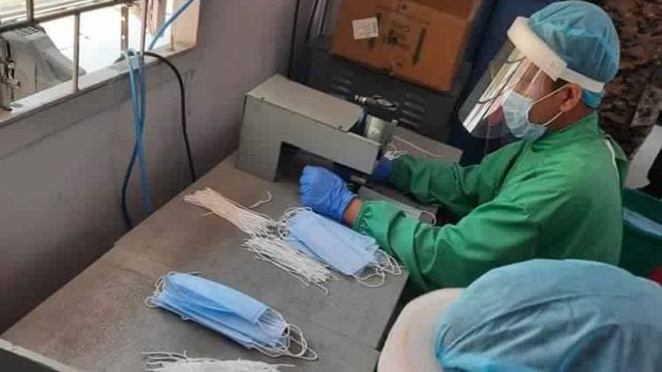 मास्क बनाने में जुटे सीआरपीएफ जवान (फोटो- जितेंद्र बहादुर सिंह)