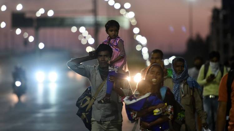 लॉकडाउन ऐलान के बाद शुरू हो गया था प्रवासी मजदूरों का पलायन (फाइल फोटो-PTI)