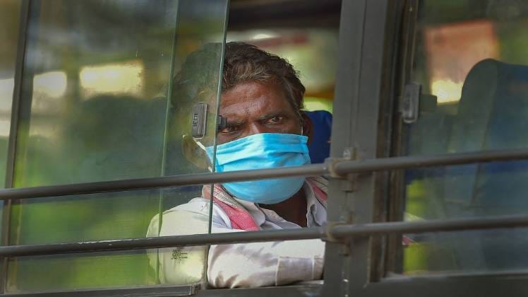 अपने-अपने घरों को लौट सकेंगे प्रवासी मजदूर (तस्वीर-पीटीआई)