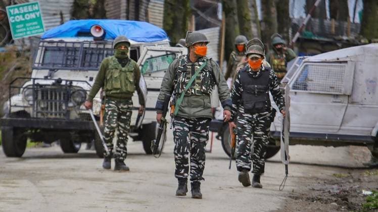 आतंकवादियों की सुरक्षा बलों ने की घेराबंदी (फाइल फोटो-PTI)