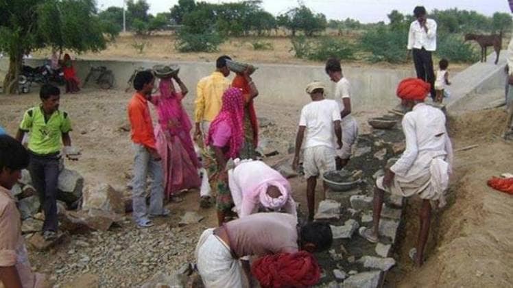 कोरोना की वजह से मजदूरों की रोजी-रोटी पर संकट (Photo: File)