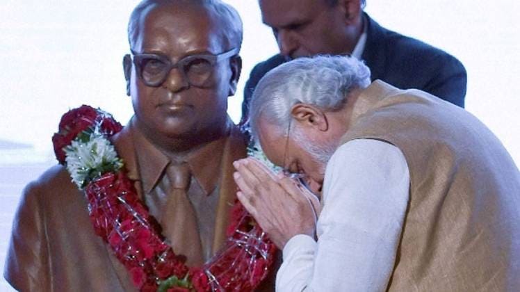 डॉ. भीमराव अंबेडकर की मूर्ति पर प्रधानमंत्री नरेंद्र मोदी (फोटो-PTI)