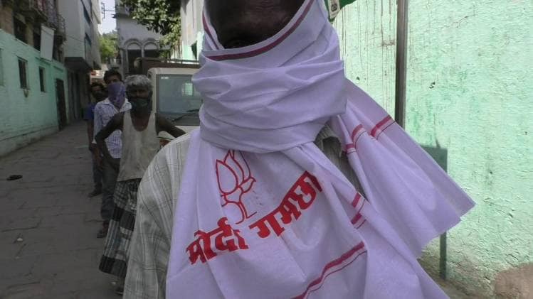 गरीबों में मोदी गमछा बांटता काशी का केसरवानी समाज 