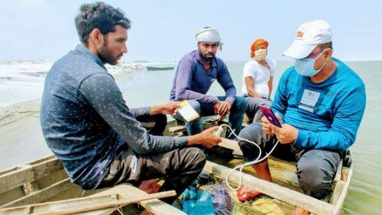 अयोध्या में डाक विभाग मछुआरों के नाव तक पहुंचा है (फोटो- twitter)