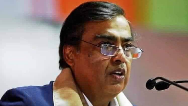 मुकेश अंबानी की नेटवर्थ में 28 फीसदी की कमी (फाइल फोटो)