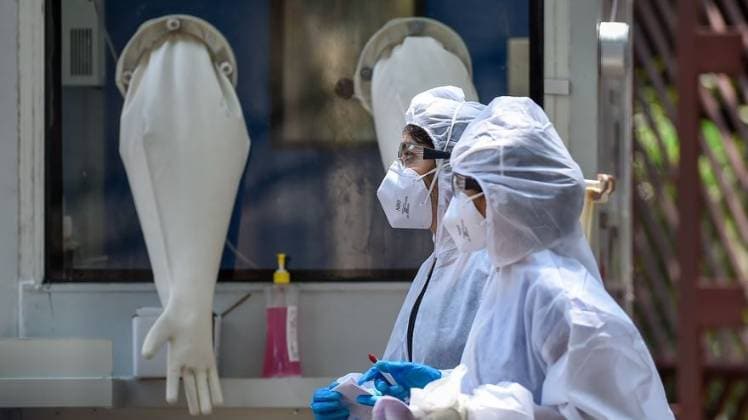 मुंबई के एक अस्पताल का स्वाब टेस्टिंग केबिन (फोटो-पीटीआई)