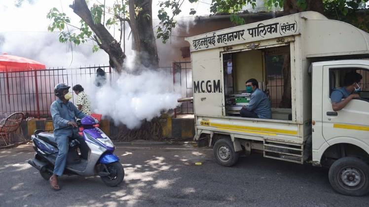 मुंबई में कोरोना वायरस का संक्रमण थमने का नाम नहीं ले रहा (फाइल फोटो: PTI)