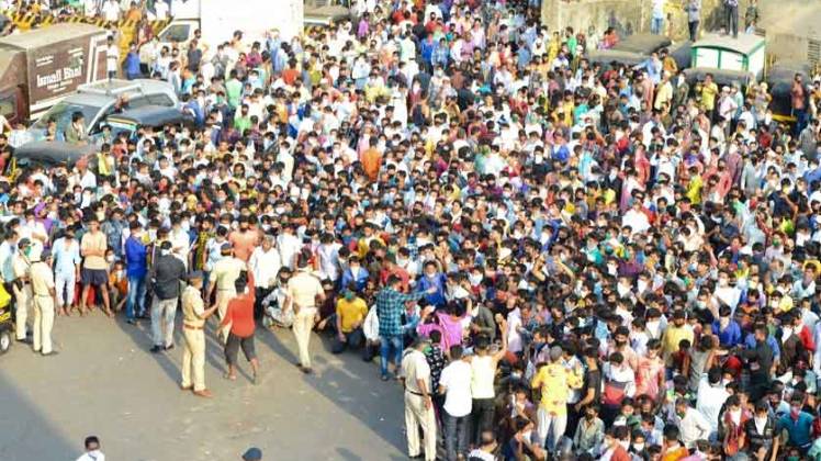 मुंबई बांद्रा स्टेशन पर मजदूर अपने गृहराज्य जाने की मांग करते हुए (फोटो-PTI)