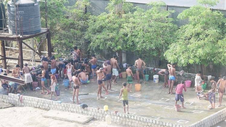 महाराष्ट्र में सोशल डिस्टेंसिंग में ही अपने जरूरी काम निपटा रहे मजदूर (फोटो: PTI)