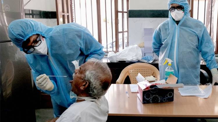 सैंपल लेते डॉक्टर (फोटो-PTI)