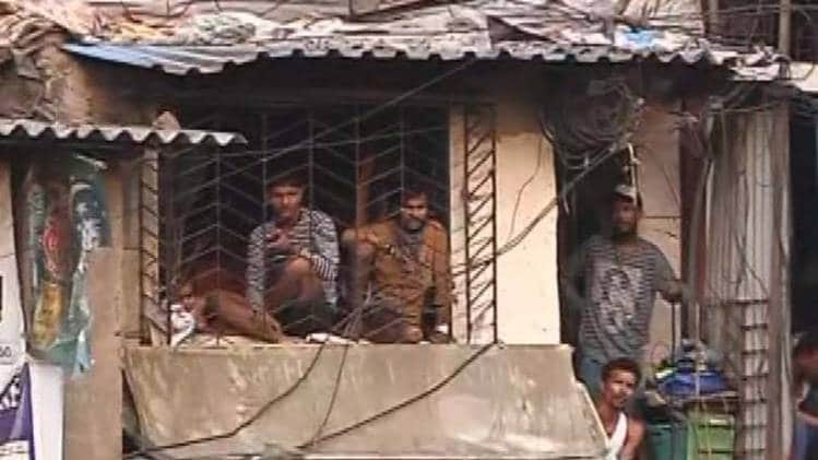 मुंबई में परेशान प्रवासी मजदूर