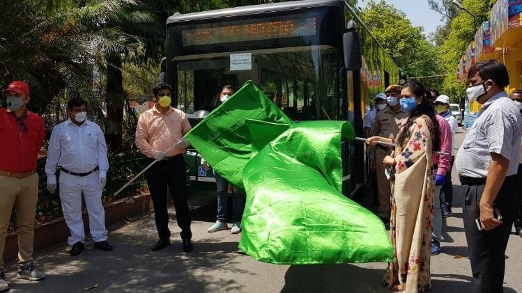 नोएडा प्राधिकरण की सीईओ रितु माहेश्वरी ने हरी झंडी दिखा बसों को किया रवाना