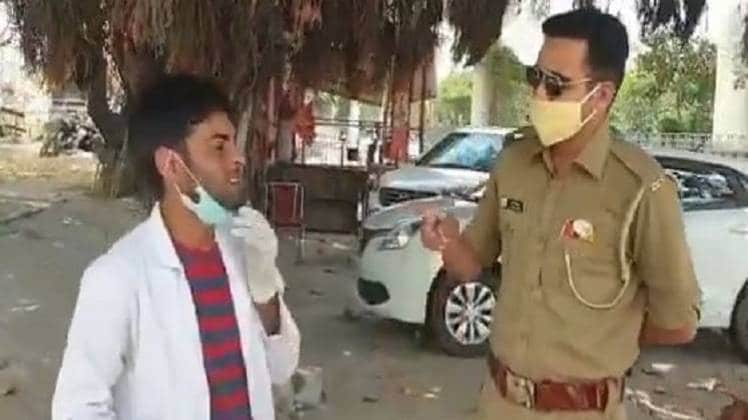 पकड़ा गया डॉक्टर की ड्रेस पहनकर घूम रहा शख्स (वीडियो ग्रैब)