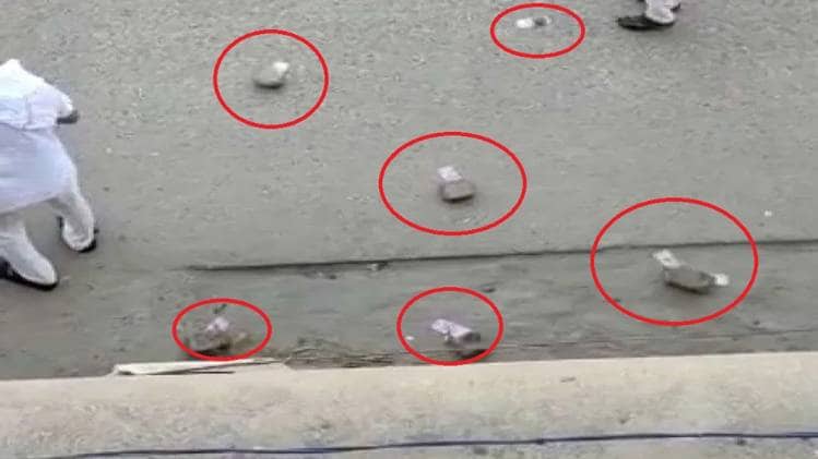 सड़क पर पड़े नोट