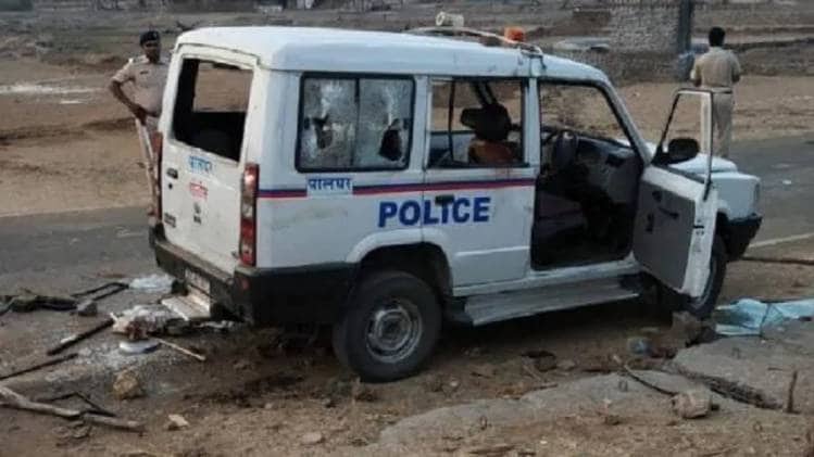 पालघर में दो साधुओं और उनके ड्राइवर की पीट-पीटकर हत्या कर दी गई थी