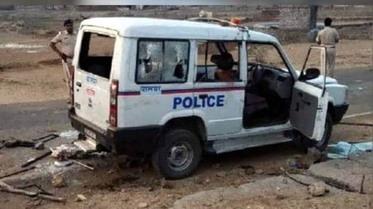 इस मसले को लेकर उद्धव ठाकरे की सरकार घिरती ही जा रही है