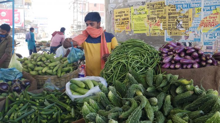 लॉकडाउन की मार, कैब ड्राइवर बेच रहा है सब्जी और फल Lockdown Cab