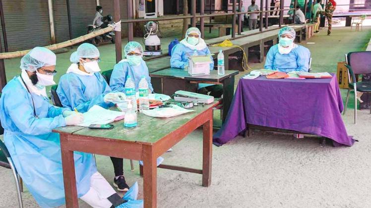 भारत में भी तेजी से फैल रहा है कोरोना वायरस (फोटो: PTI)