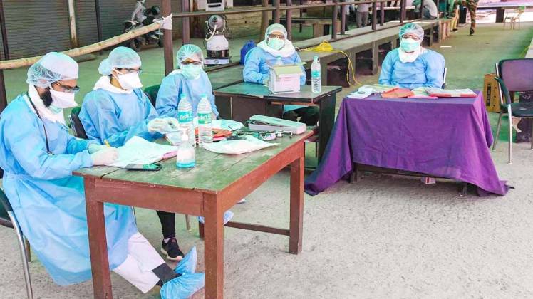 पूरे देश में कोरोना से ग्रसित लोगों की संख्या तेजी से बढ़ रही है (फोटो: PTI)