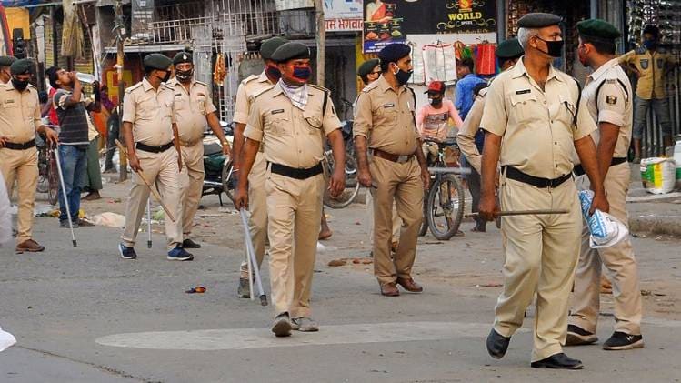 प्रदर्शन कर रहे छात्रों को पुलिस ने किया गिरफ्तार (फाइल फोटो-PTI)