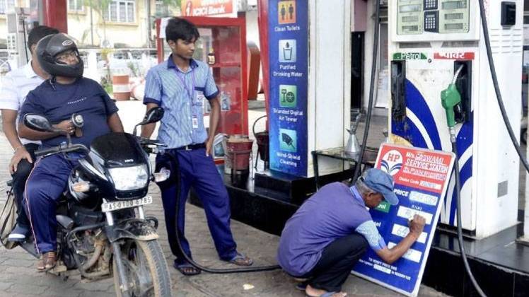 पेट्रोल की बिक्री में 17.6 प्रतिशत की गिरावट