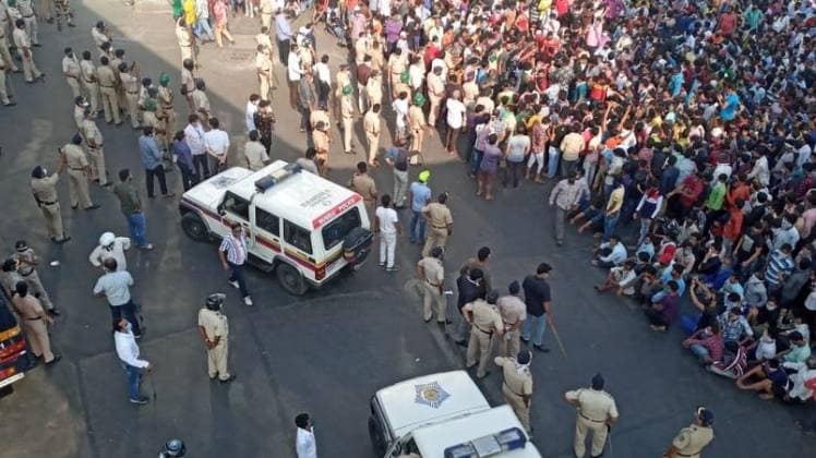 बांद्रा स्टेशन पर मौजूद प्रवासी मजदूर (फोटो- आजतक)