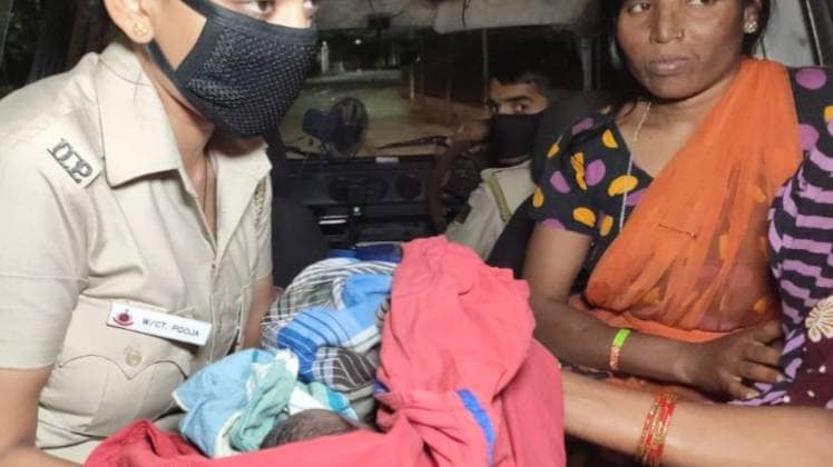 महिला ने पुलिस वैन में दिया बच्ची को जन्म 