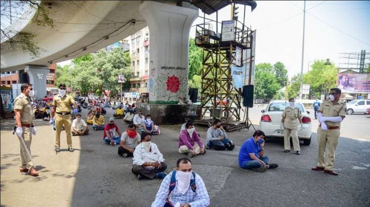 पुणे में लॉकडाउन तोड़ने वालों पर पुलिस की सख्ती (फोटो- पीटीआई)