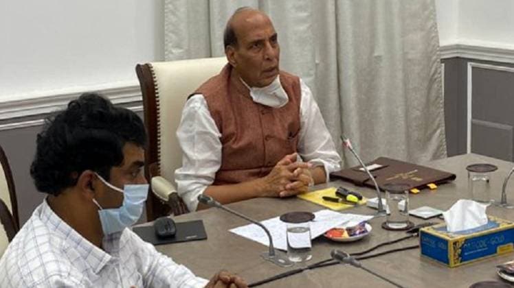 लैब का उद्घाटन करते रक्षा मंत्री राजनाथ सिंह