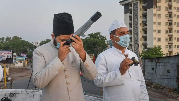 लखनऊ में इस्लामिक धर्मगुरु दूरबीन के जरिए चांद को निहारते हुए (पीटीआई)