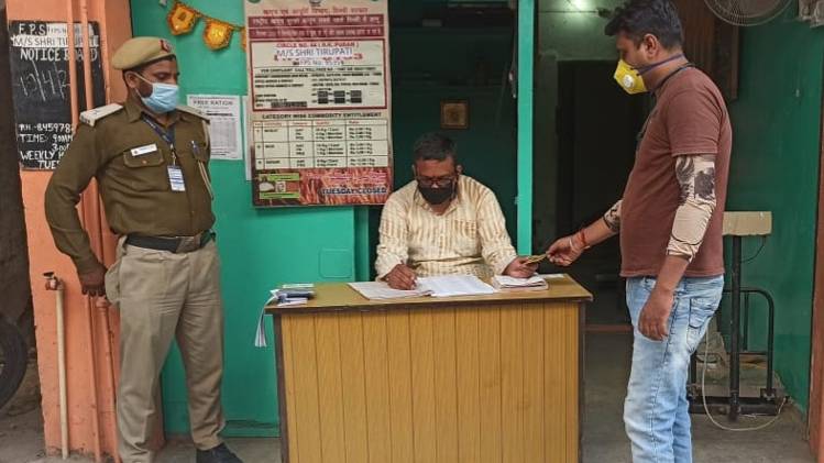 कार्ड धारकों को यह कह कर लौटा दिया जा रहा कि सरकार की ओर से अभी राशन नहीं आया