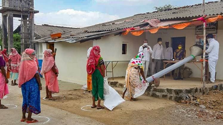 सुप्रीम कोर्ट ने वन नेशन-वन राशन कार्ड पर विचार करने को कहा है (फोटो- पीटीआई)