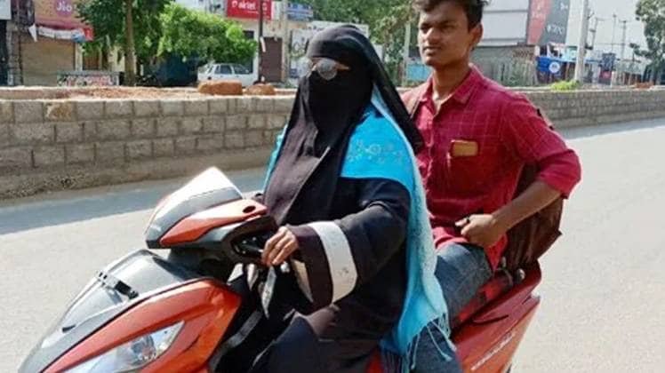 रजिया बेगम और उनका बेटा (Photo: Twitter)