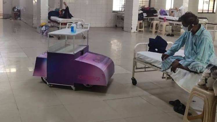 रोबोट से पहुंचाया जा रहा खाना और दवाई (फोटो-पंकज खेलकर)