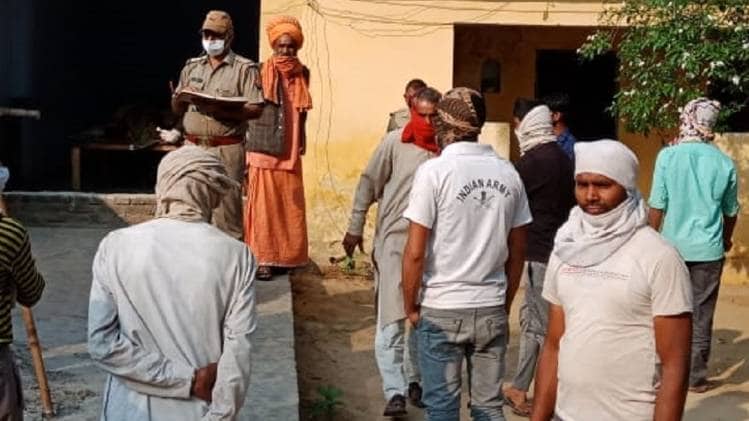 हत्या की जांच के लिए मौके पर पहुंचे अधिकारी