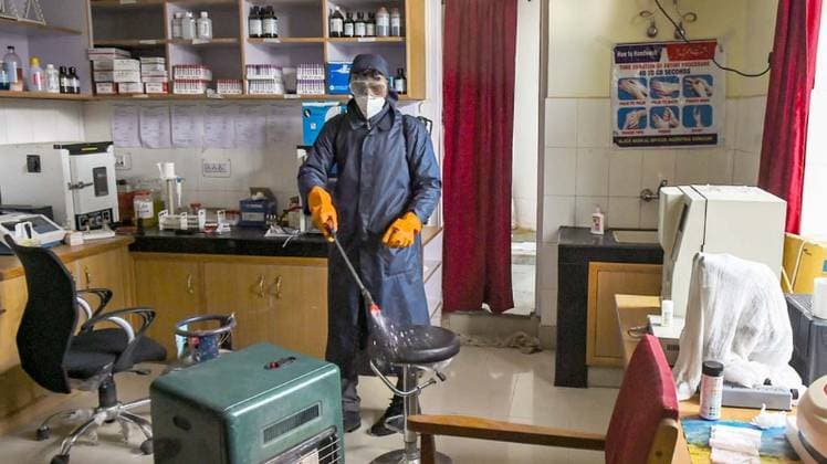 भारत में भी तेजी से फैल रहा है कोरोना वायरस (फाइल फोटो: PTI)