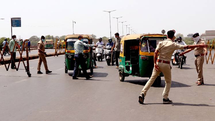 जगह-जगह पर बैरियर लगाकर पुलिस वाहनों की सघन जांच कर रही है (फोटो- शैलेष)