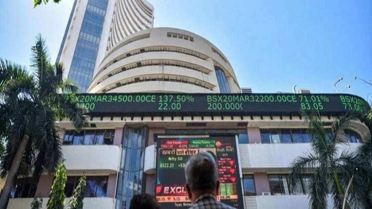 सोमवार को सेंसेक्स 469 अंक की गिरावट के साथ बंद हुआ