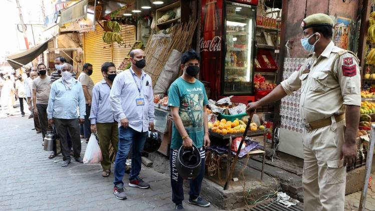 कोलकाता में एक दुकान के बाहर कतार में खड़े लोग (फोटो- पीटीआई)