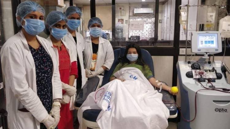 स्मृति ठक्कर ने अहमदाबाद के सिविल अस्पताल में रक्तदान किया है (फोटो-गोपी घांघर)