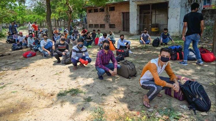 27 अप्रैल को प्रयागराज में बस का इंतजार करते उत्तराखंड के छात्र (फोटो- पीटीआई)