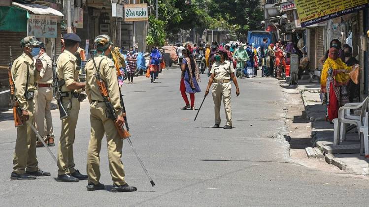 कोरोना संकट के बीच गुजरात के तीन शहरों से कर्फ्यू हटा (फोटो: पीटीआई)