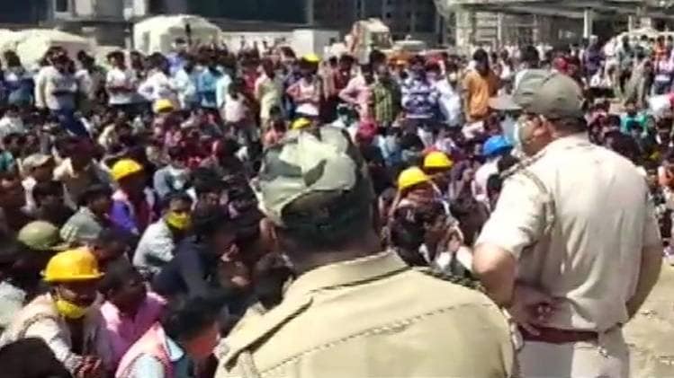 सूरत में मजदूरों ने किया हंगामा