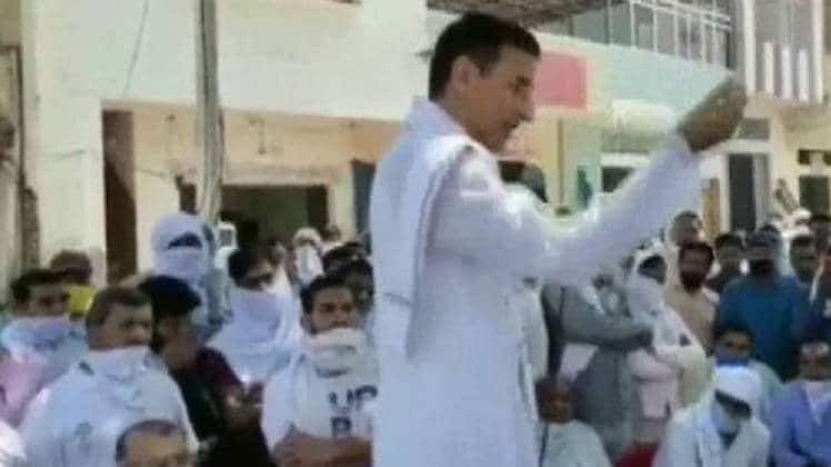 किसानों को संबोधित करते कांग्रेस नेता रणदीप सुरजेवाला