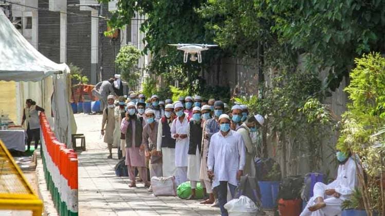 कोरोना के चलते तबलीगी जमात के मरकज से निकाले गए लोग (फोटो-PTI)